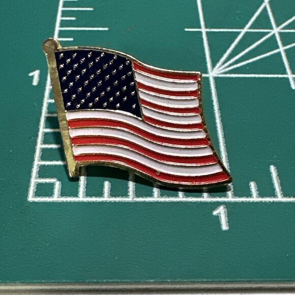 American Flag Lapel Pin‎ Patriotic USA Stars and Stripes Enamel - Picture 3 of 3